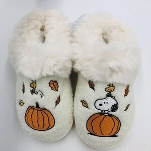 AE Fall Peanuts Slippers Size 6 (Sold Out)